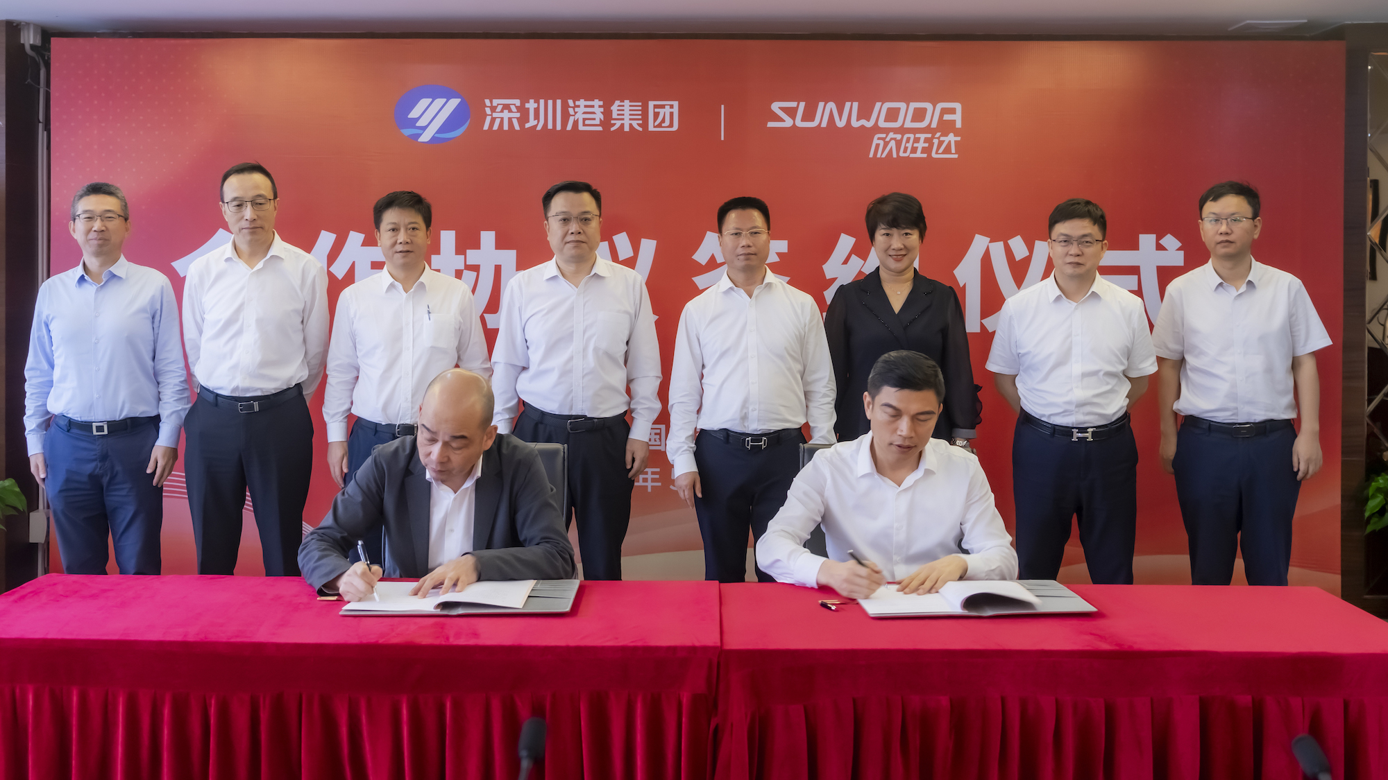 签约照.jpg 签约照.jpg